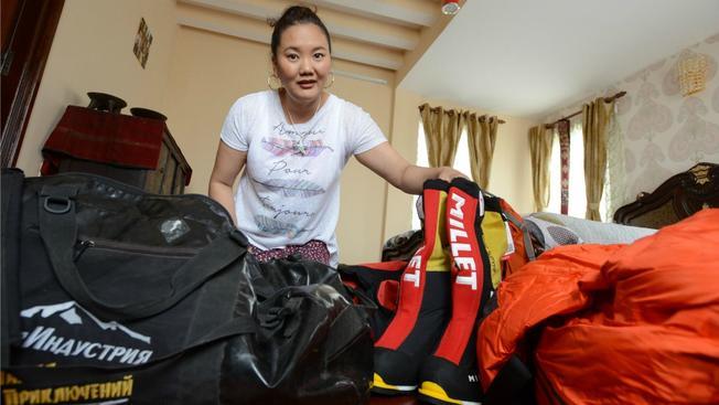 A ajuns pe ''acoperişul lumii''! O casieră dintr-un supermarket din Statele Unite, care a urcat de nouă ori pe Everest, a stabilit un nou record: "Nu mi-am imaginat că va fi așa..."