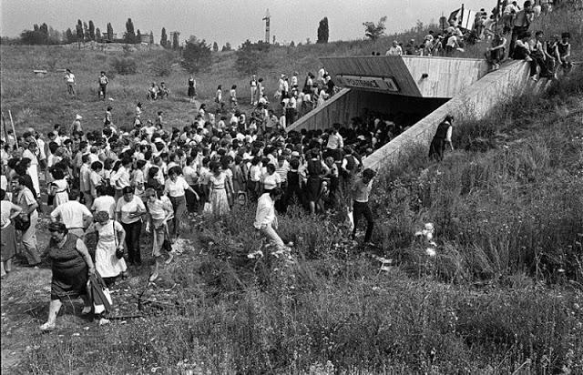 GALERIE FOTO. La Ceaușescu acasă. Imagini nedifuzate până acum din România comunistă: cozi la carne, omor pe tramvaie, revoluție la metrou