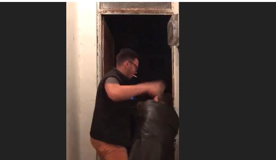 Imagini cu puternic impact emoţional! Tratament inuman: Un tânăr din Alexandria se filmează în timp ce snopeşte în bătaie un om cu handicap