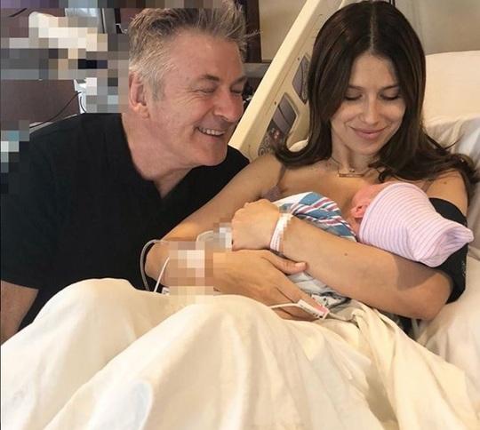 Unul dintre cei mai sexy actori de al Hollywood, Alec Baldwin, a devenit tată. Prima poză cu bebelușul!