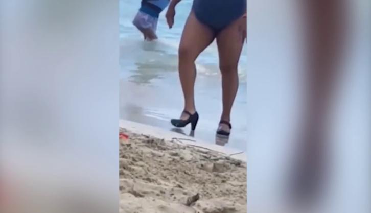 Aceasta este cea mai tare imagine de la mare! Toţi cei de pe plajă au râs când au văzut cum a intrat femeia asta în apă