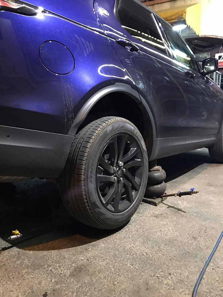 Incident șocant în Sineşti. Câţiva bărbaţi au atacat o maşină într-o parcare. „Cum poți fi prăduit ca în vestul sălbatic, la final de vacanță!” Ai mare grijă și tu!