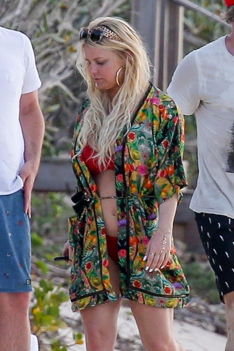 O actriță celebră, apariție dezastruoasă la plajă! A pierdut lupta cu kilogramele și a încercat să-și ascundă abdomenul pufos cu un prosop