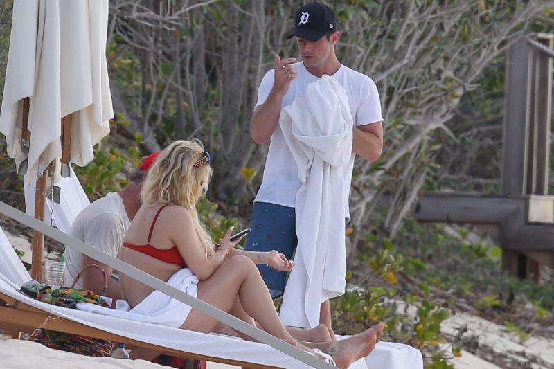 O actriță celebră, apariție dezastruoasă la plajă! A pierdut lupta cu kilogramele și a încercat să-și ascundă abdomenul pufos cu un prosop