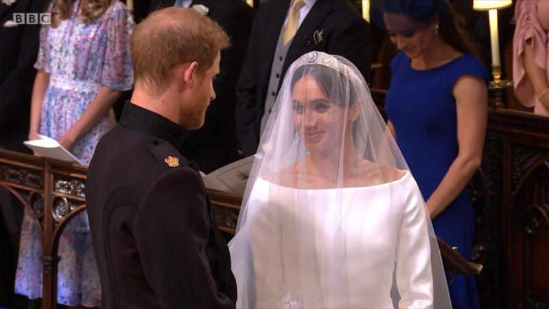 Puţini sunt cei care şi-au dat seama. Ce a spus Prinţul Harry când şi-a văzut soţia în rochie de mireasă. Regina nu credea că o să audă aşa ceva vreodată!