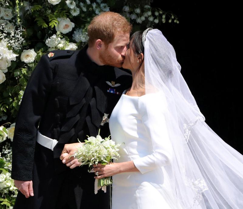 Puţini sunt cei care şi-au dat seama. Ce a spus Prinţul Harry când şi-a văzut soţia în rochie de mireasă. Regina nu credea că o să audă aşa ceva vreodată!