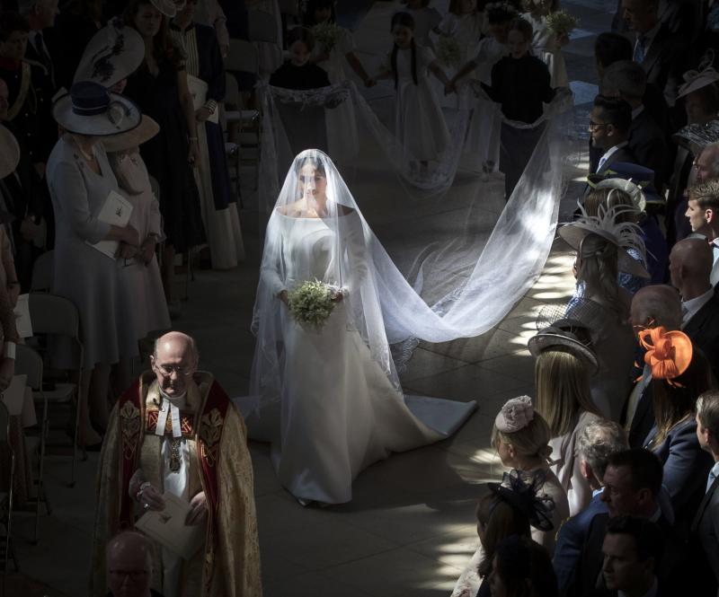 Puţini sunt cei care şi-au dat seama. Ce a spus Prinţul Harry când şi-a văzut soţia în rochie de mireasă. Regina nu credea că o să audă aşa ceva vreodată!