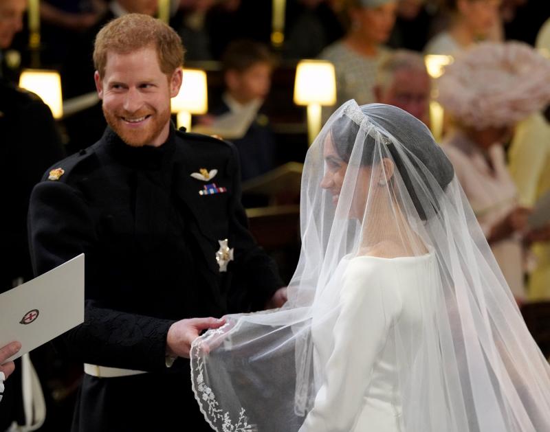 Puţini sunt cei care şi-au dat seama. Ce a spus Prinţul Harry când şi-a văzut soţia în rochie de mireasă. Regina nu credea că o să audă aşa ceva vreodată!