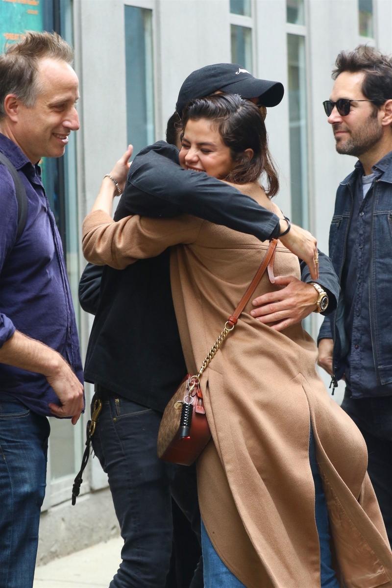 Lovitură grea pentru Jennifer Aniston. Selena Gomez a pus ochii tot pe un JUSTIN, dar nu Bieber, ci Theroux. Cântăreaţa, îndrăgostită de un bărbat cu 20 de ani mai mare ca ea?!