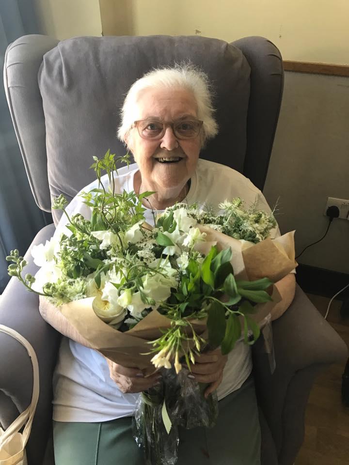 “Un gest extraordinar”! Florile de la NUNTA REGALĂ au adus lacrimi de fericire bătrânilor de la un azil. Meghan şi Prinţul Harry au donat elegantele ornamente unui spital