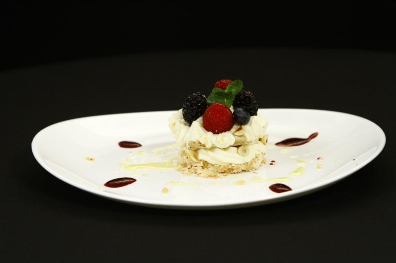 Tort de bezea cu fructe de pădure