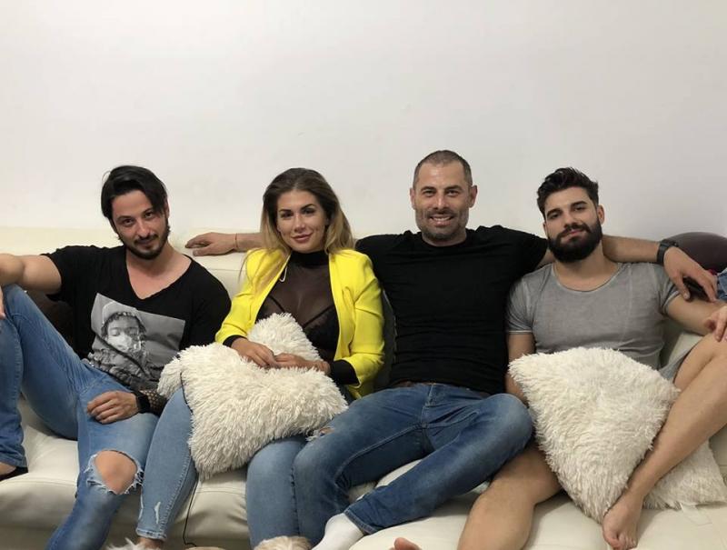 Fotografia aşteptată de toţii fanii emisiunii "Insula Iubirii". Ispitele masculine, lângă una dintre concurente: "Surprize, surprize"