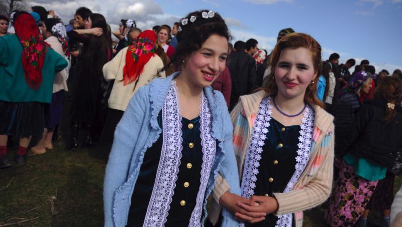 VIDEO şocant. În Bulgaria, MIRESELE se cumpără de la târg: sunt machiate strident şi scoase la licitaţie! Cât costă şi ce trebuie să ştie să facă o tânără: "Se tem că fetele îşi vor pierde fecioria"