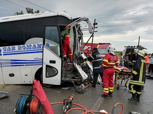 IMAGINI ȘOCANTE de la fața locului! Grav accident rutier în care a fost implicat un autobuz. Medicii au solicitat elicopterul SMURD