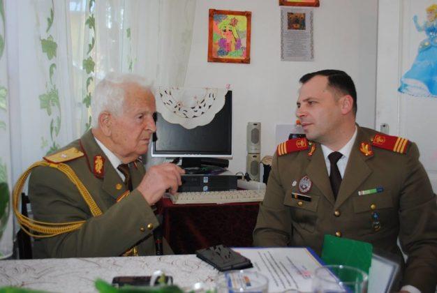 Drepți, nerecunoscătorilor! Onor la GENERAL! Să ne trăiți întru mulți ani, domnule NĂSTASE! ”Beam pe marginea șanțului, acolo și dormeam!”