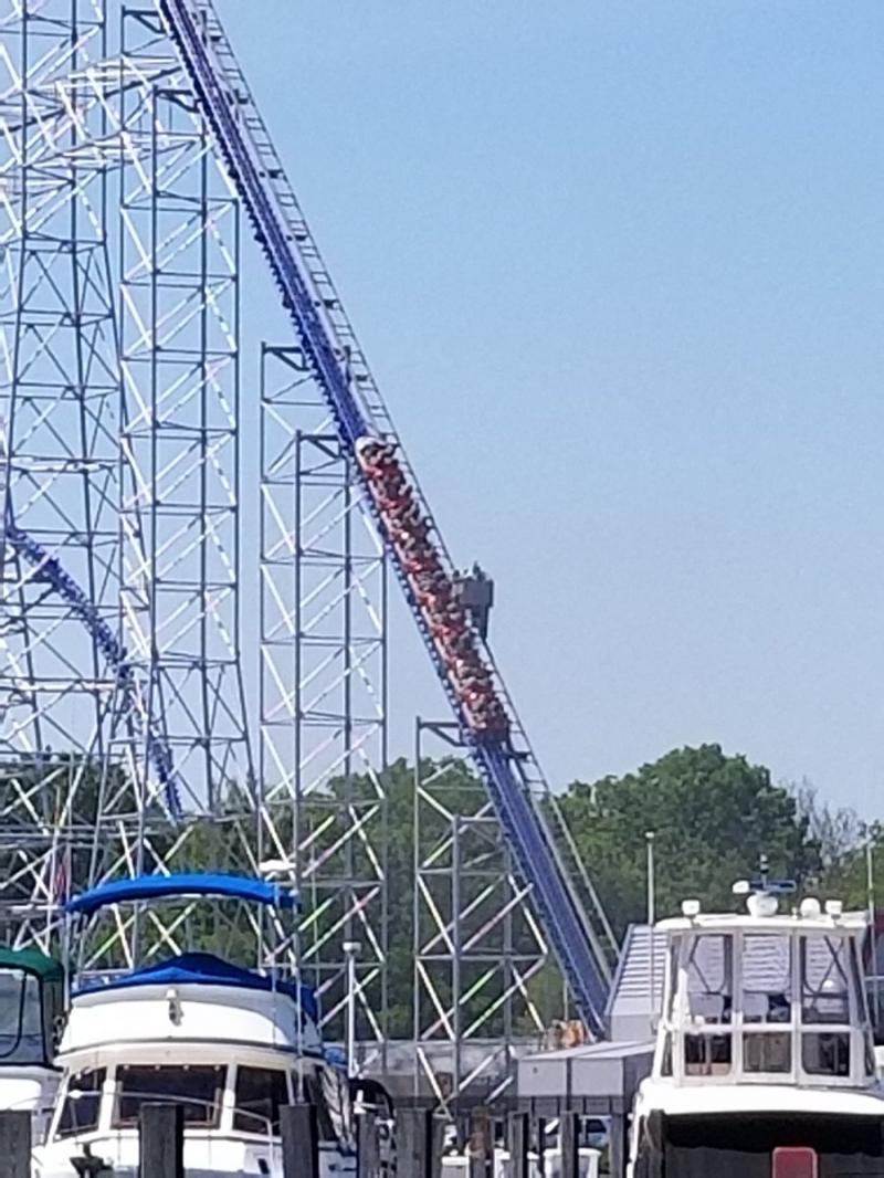 Distracție transformată în GROAZĂ. Cum au rămas blocați vizitatorii unui parc într-un montagne russe. FOTO