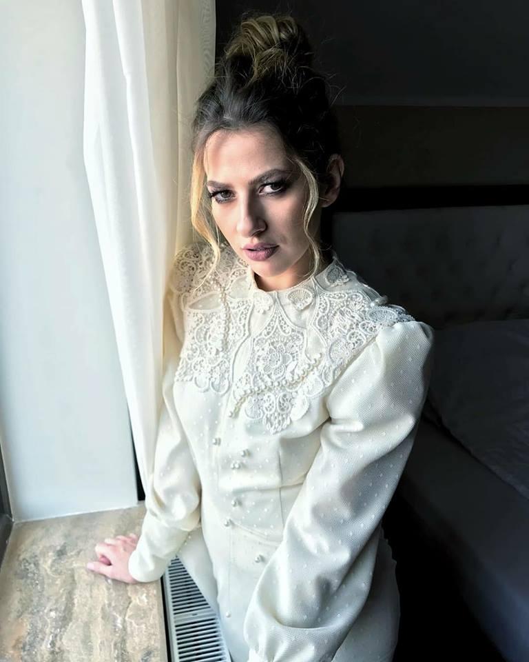 Drăgălăşenie absolută. Tu poţi să îţi dai seama cine este fetiţa din imaginea de mai jos? Provocare de zile mari!