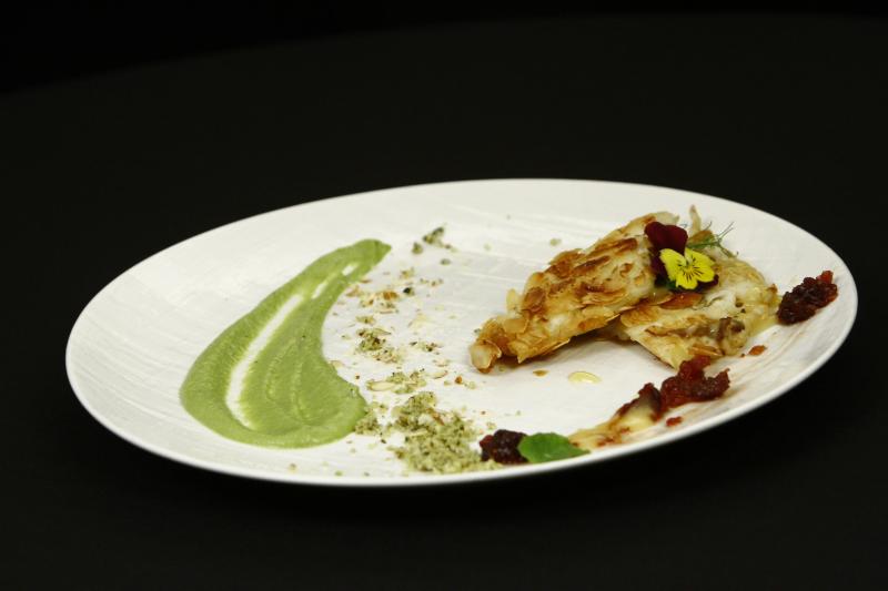 Pește în crustă de migdale cu sos de sparanghel și fructe de pădure