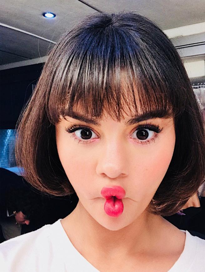 Selena Gomez, de nerecunoscut după ce și-a schimbat look-ul! Detaliul care le-a atras atenția internauților!