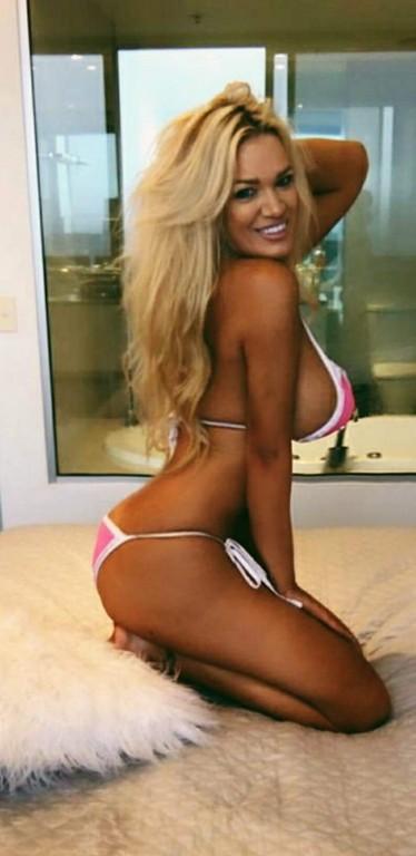 Galerie foto de senzaţie! DA, este mamă a patru copii şi BUNICĂ. Câţi ani are, de fapt, femeia din imagine