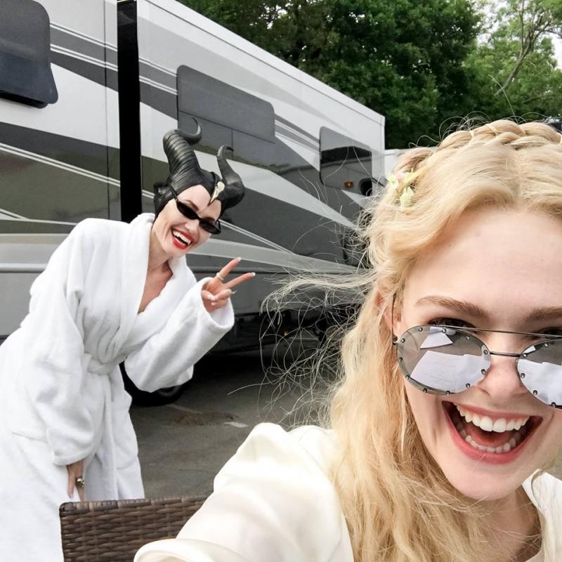 Angelina Jolie și Elle Fanning, distracție pe platourile de filmare. Cum s-au fotografiat actrițele