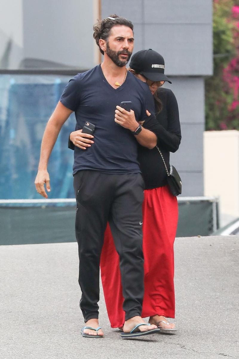 Eva Longoria și soțul ei, Jose Baston, surprinși în ipostaze tandre! Actrița din ”Neveste Disperate” mai are puțin și va deveni mamă pentru prima oară