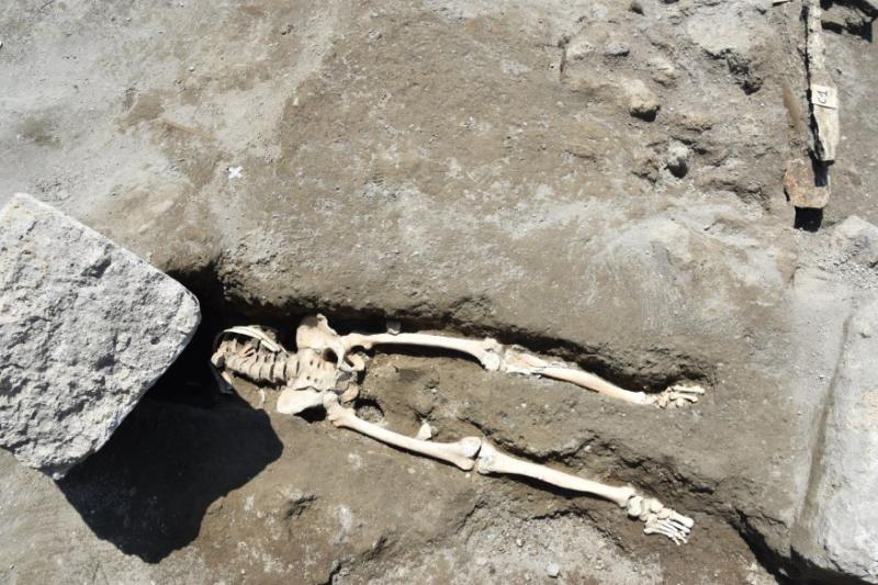 Un detaliu INEDIT de la una dintre cele mai mari tragedii ale Antichității, descoperit de arheologi. Cum a murit un bărbat din Pompeii după ce aproape că se salvase de lavă. FOTO