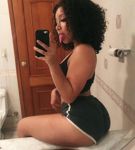 O tânără sexy s-a pozat în baie, dar un detaliu i-a pus pe toți pe jar! Ce s-a văzut