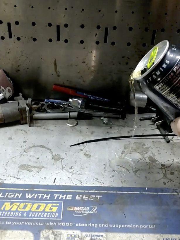 Un mecanic a vărsat energizantul pe masă și a avut un șoc! Ce a observat