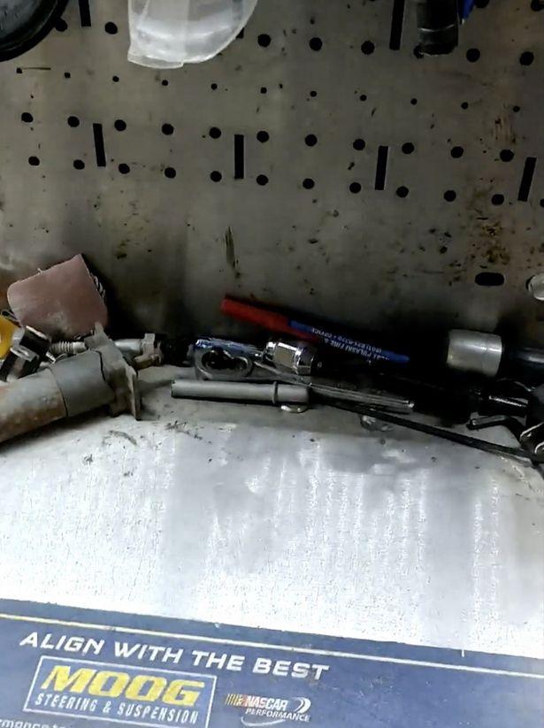 Un mecanic a vărsat energizantul pe masă și a avut un șoc! Ce a observat