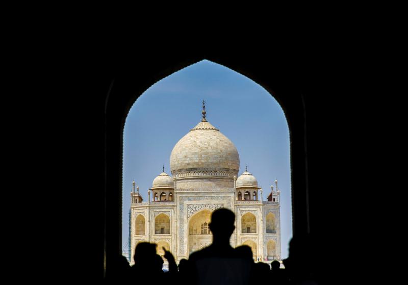 TAJ MAHAL, în pericol! Celebrul templu indian este "sufocat" de turişti: "Şi culoarea marmurei s-a schimbat"