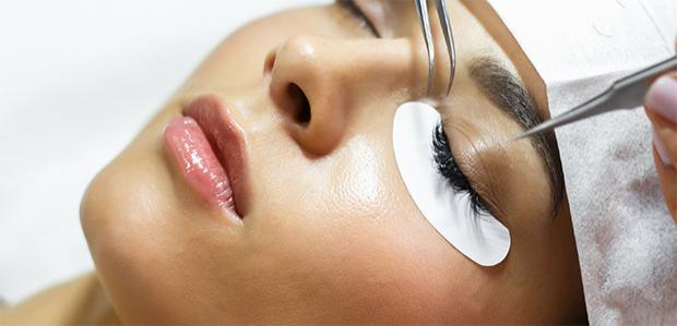 Ce pățești dacă îți pui gene false! Efectele se văd în scurt timp