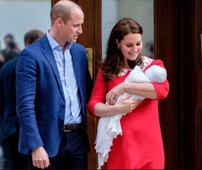 Noile imagini ale Casei Regale britanice sunt adorabile! Prinţul Louis, în brațele surorii mai mari, Charlotte