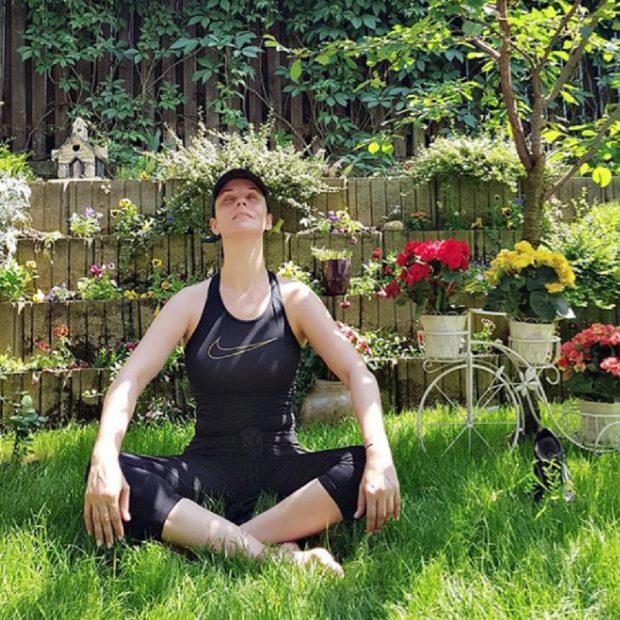 Andreea Marin, fără pic de machiaj și desculță, în grădina casei sale. Admiratorii: „De data asta, nu a fost cea mai bună alegere!”