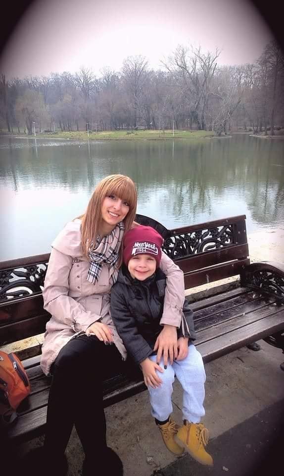 "Pe unii îi voi plictisi poate...". Lupta aprigă și dureroasă a unei mame cu cancerul, pentru copilul ei: "La 25 ani, am făcut cunoștință cu cancerul. Aveam acasă un îngeraș de trei ani..."