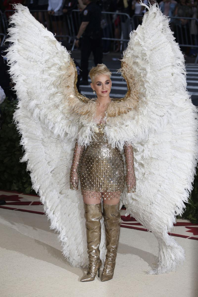 Scandal la Gala MET, după ce Rihanna s-a costumat în Papă. Catolicii, pe Twitter: ”Blasfemie”