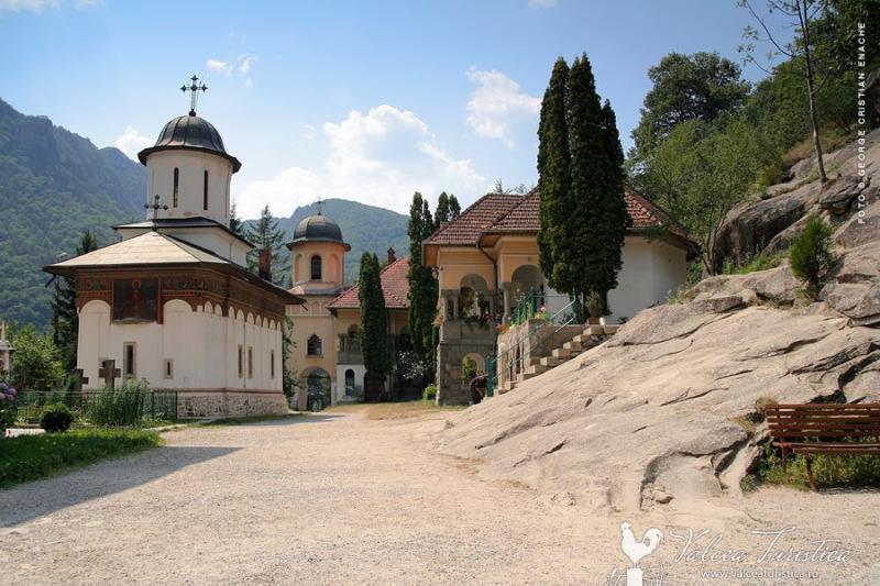 Povestea mănăstirii din România unde au loc MINUNI DUMNEZEIEȘTI! A ars aproape din temelii în trecut, iar accesul se făcea cu barca sau trăsura