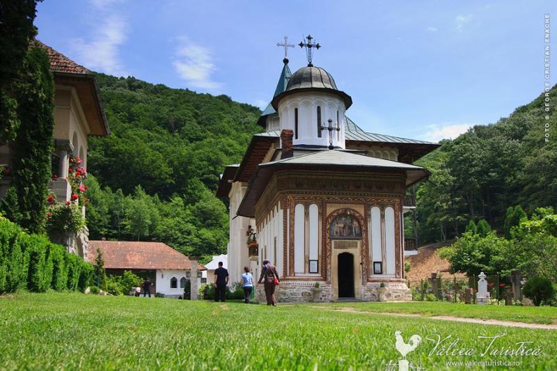 Povestea mănăstirii din România unde au loc MINUNI DUMNEZEIEȘTI! A ars aproape din temelii în trecut, iar accesul se făcea cu barca sau trăsura