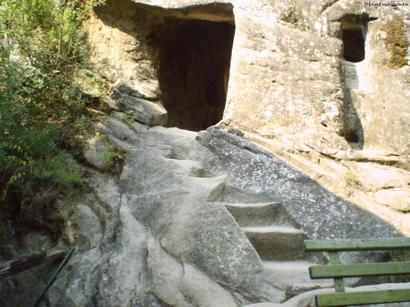 Povestea mănăstirii din România unde au loc MINUNI DUMNEZEIEȘTI! A ars aproape din temelii în trecut, iar accesul se făcea cu barca sau trăsura