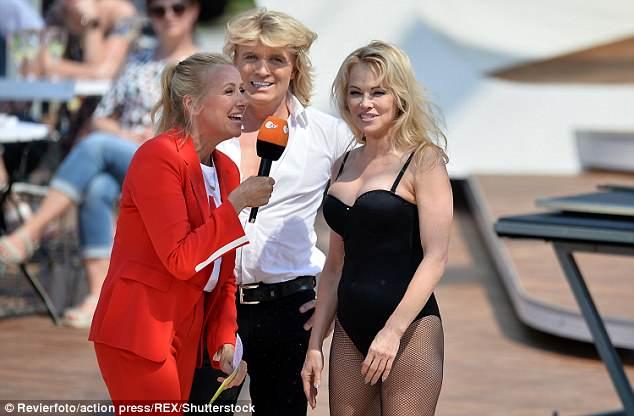 Pamela, Pamela, ești mai bună ca „Nutella”! Cum arată, de fapt, Pamela Anderson în costum de baie, fără Photoshop, la 49 de primăveri?