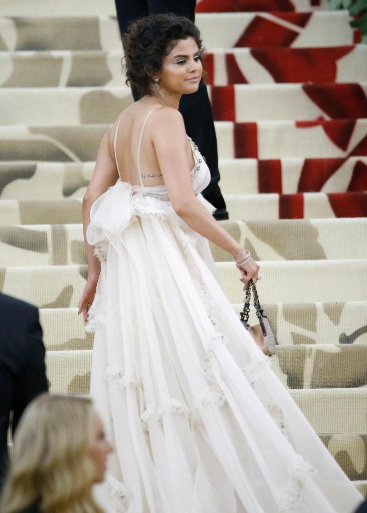 Selena Gomez a dat-o în bară la „Oscarul ținutelor” sau chiar așteaptă un bebeluș?! Imaginile nu mai au nevoie de nicio descriere!