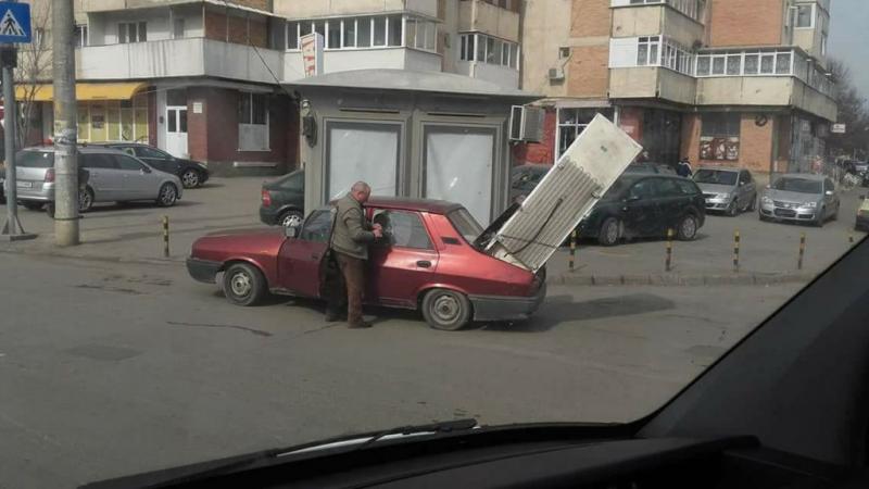 FOTO VIRAL. Ce cară un bătrânel în portbagajul unei DACII 1310 în plină zi, în Bucureşti. Nici prin cap nu ţi-ar fi trecut aşa ceva!