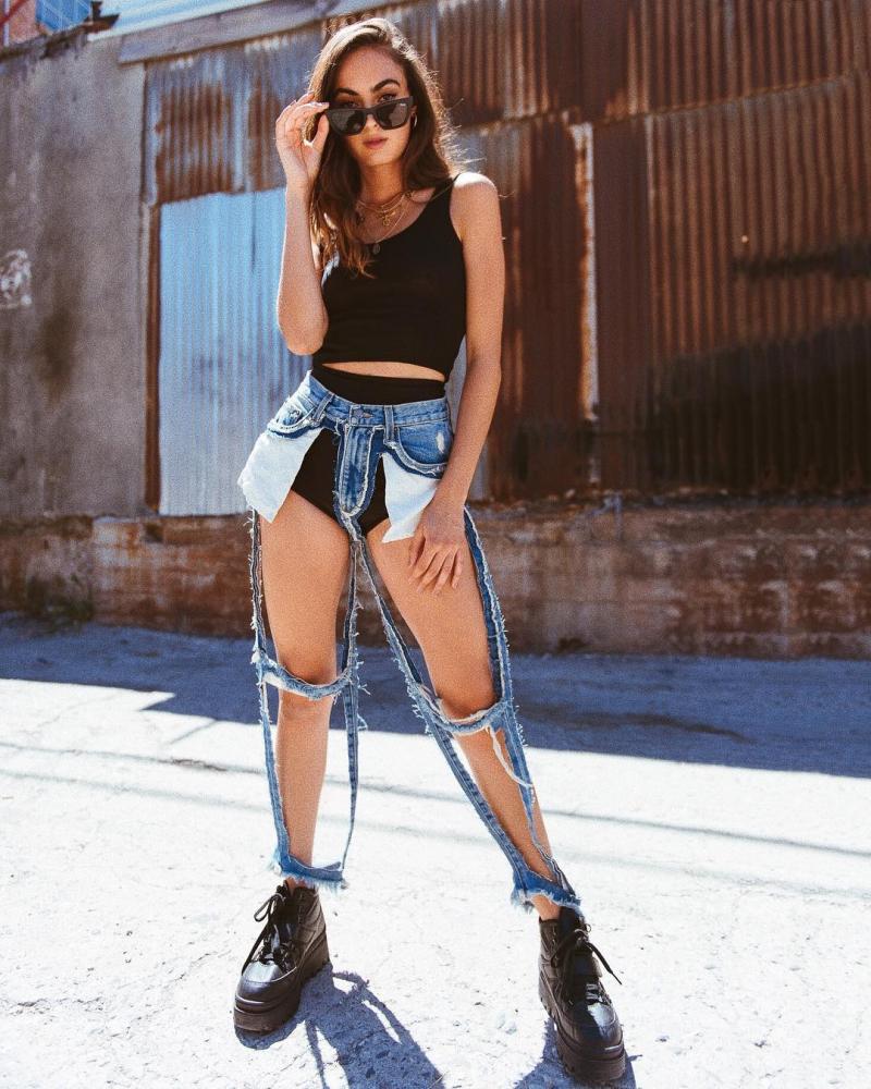 Noile modele de blugi care sunt în trend! Tu ai purta așa ceva? Internauții: ”Mai degrabă nu i-ar mai purta deloc!”