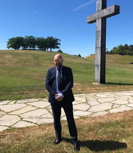 Avicii a fost înhumat într-o ceremonie privată, la șapte săptămâni după ce a fost găsit fără suflare. FOTO