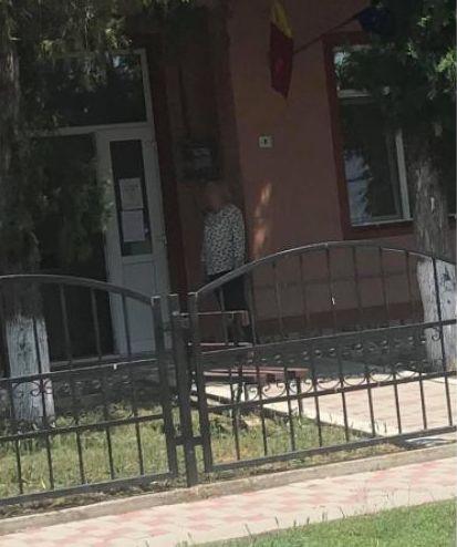 Elevii de clasa I, obligați să care lemne de foc la o școală din Brăila. Imagini revoltătoare