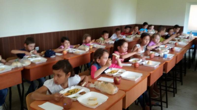 Elevii de clasa I, obligați să care lemne de foc la o școală din Brăila. Imagini revoltătoare