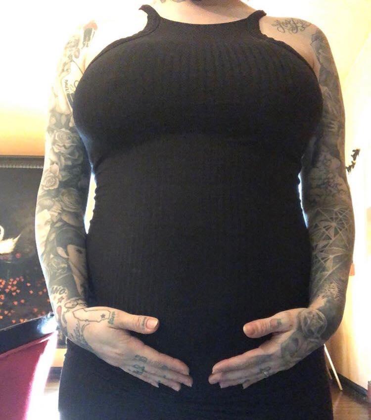 O vedetă a făcut acest anunț șocant și i-a contrariat pe fani: „Îmi voi crește copilul vegan, fără vaccinări. Și nu vreau doctor, ci moașă!”