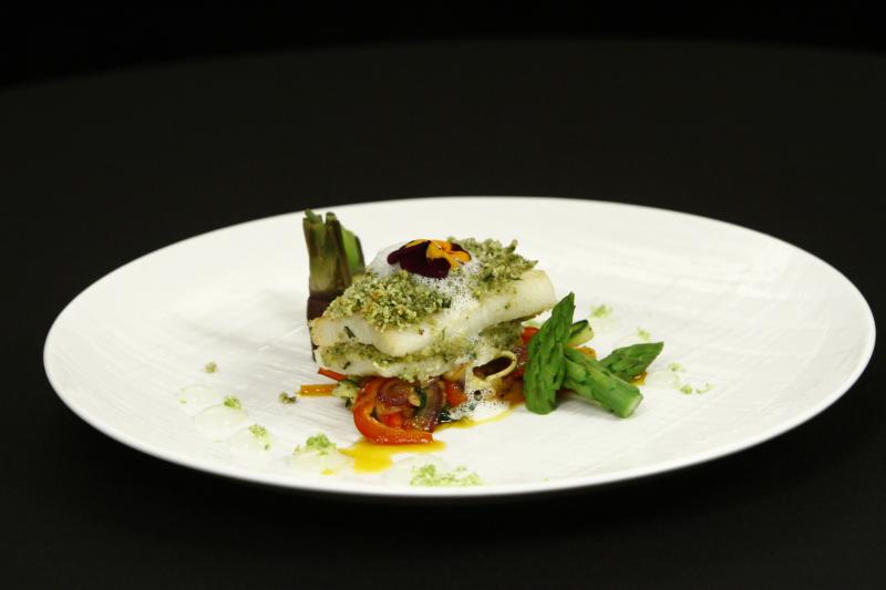 Tilapia în crustă de alune cu legume caramelizate și spumă de usturoi