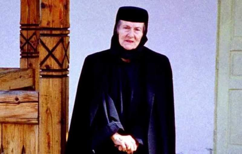 Profețiile cutremurătoare ale Maicii Benedicta: „Suntem în preajma sfârșitului! Suntem numai o poftă a trupului… Sau a banului… De aceea românul...”