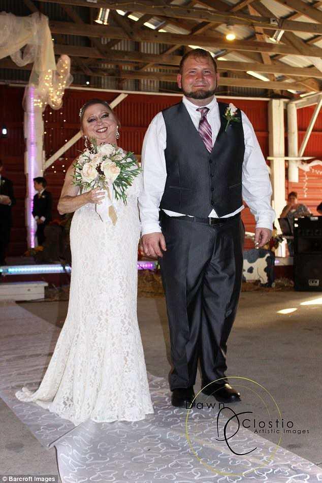 Video viral. Arată de 60 de ani, dar este foarte tânără. Câţi ani are, de fapt, femeia din imagine